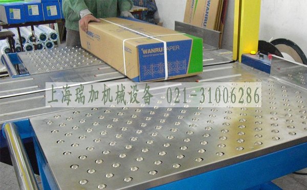 萬(wàn)向球 (萬(wàn)向球輸送機(jī),萬(wàn)向球平臺(tái))可以方便地將單件輸送物轉(zhuǎn)向、旋轉(zhuǎn)、平推，作為一種零部件被廣泛應(yīng)用于傳輸系統(tǒng)、進(jìn)