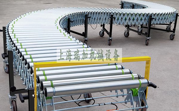 伸縮滾筒線(xiàn) 是利用可伸縮的組件做機(jī)架的輸送機(jī)，機(jī)體可自由變向，改變?nèi)我饨嵌?，支腿高度可以調(diào)節(jié)，下部設(shè)有腳輪可以