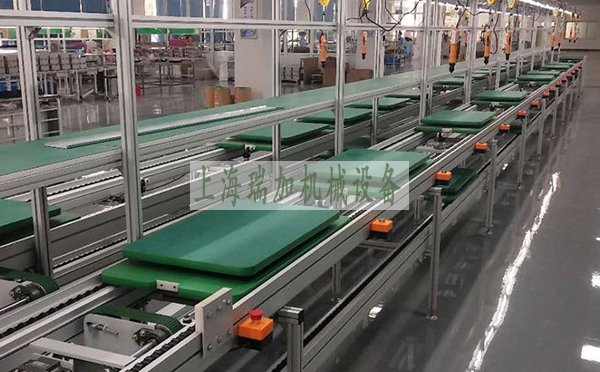 倍速鏈輸送機(jī)通常稱(chēng)為自流式輸送系統(tǒng)，倍速鏈輸送機(jī)主要用于裝配及加工生產(chǎn)線(xiàn)中的物料輸送，其輸送原理是運(yùn)用倍速鏈條